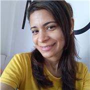 Profesora de inglés apoya clases en niños de todas las edades